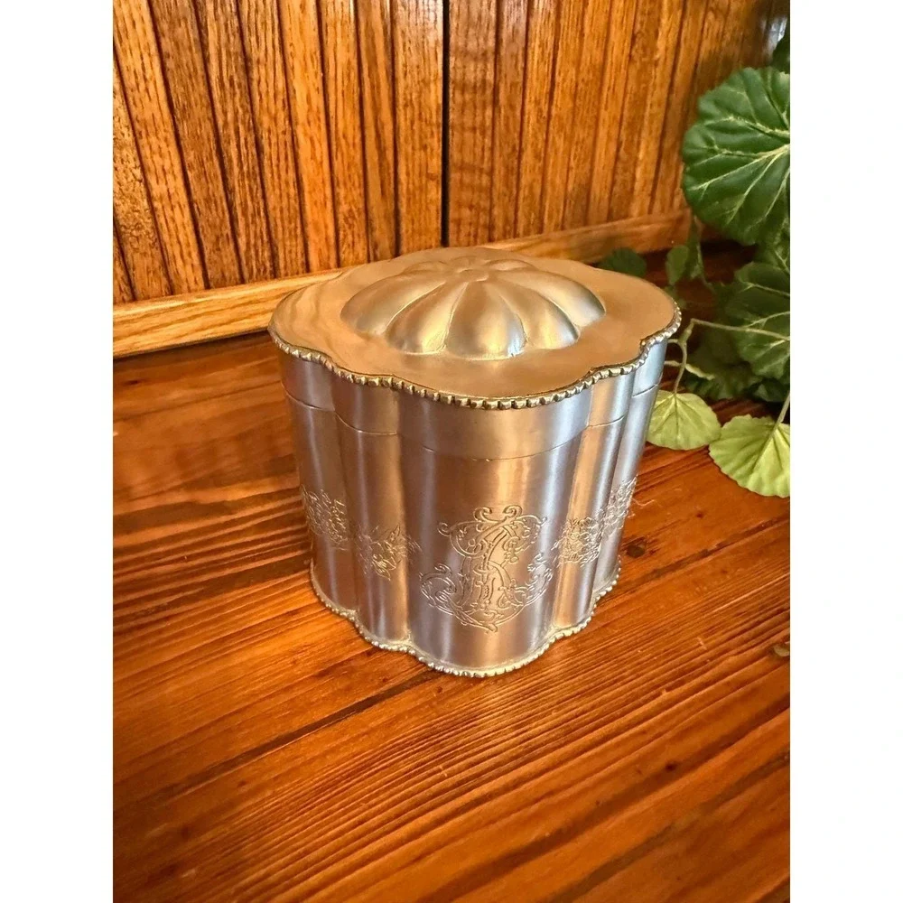 Tea Caddy Canister Unisex OS Silver Excellent Engraved Scalloped Metal